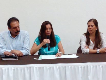 Sandra Ortega habla en una conferencia de prensa en Xalapa. 