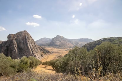 Vista del paisaje donde se encuentra la cueva de El Hundidero. 