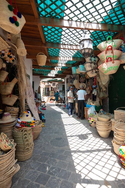 Puestos en un mercado dentro de la medina de Tetuán, patrimonio mundial de la Unesco.