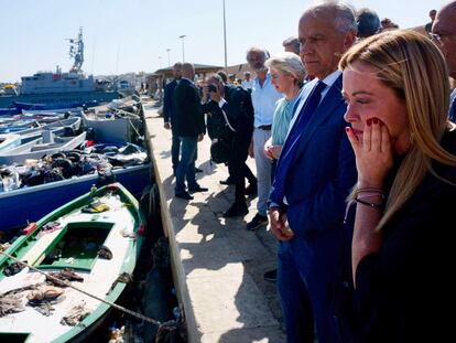 La primera ministra italiana, Giorgia Meloni, en primer término, visita la zona del puerto de Lampedusa donde alamacenan las barcazas de migrantes, con la presidente de la Comisión, Giorgia Meloni, el 17 de septiembre de 2023.