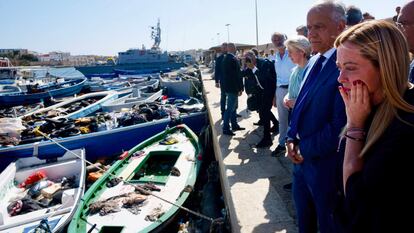 La primera ministra italiana, Giorgia Meloni, en primer término, visitaba Lampedusa con la presidenta de la Comisión, Ursula von der Leyen, el día 17.