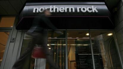 Exterior de una oficina bancaria de Northern Rock en Londres.