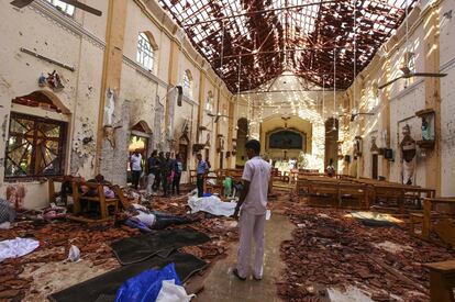 Una sucesión de explosiones en iglesias cristianas y hoteles de lujo de la capital de la pequeña isla del Índico, Colombo (Sri Lanka), y otras dos localidades, causó una matanza con al menos 290 muertos, decenas de ellos extranjeros, y dejó más de 500 heridos, el 21 de abril de 2019. El presidente de Sri Lanka, Maithripala Sirisena, declaró este viernes que la policía sigue buscando a 140 personas relacionadas con el Estado Islámico. El Ejército ha desplegado 10.000 militares por todo el país del Índico para llevar a cabo más registros y custodiar los lugares de culto.