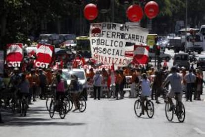 Manifestación entre Atocha y la Puerta del Sol en defensa de los empleos ferroviarios, contra los ERE anunciados en Renfe y Adif, los recortes en Cremonini y el futuro de trabajadores de Contratas Ferroviarias, Servicios Auxiliares, Comfersa.