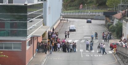 Trabajadores de Fagor, este miércoles en las instalaciones de la empresa en Mondragón.