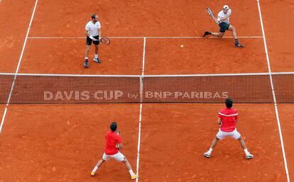 Los integrantes del equipo alemán, Jan-Lennard Struff y Tim Puetz, devuelvn la pelota a los españoles, Feliciano López y Marc López, el de 7 abril de 2018.