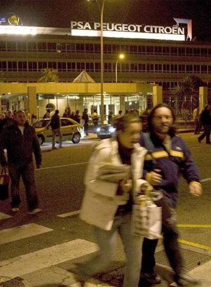 Trabajadores del turno de noche de Citroën, a su entrada en la fábrica este viernes.