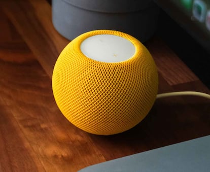 Altavoz HomePod mini encima de una mesa