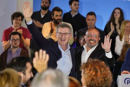 Alberto Núñez Feijóo y Alejandro Fernández, durante el mitin en Mataró este viernes.