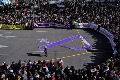 Miles de personas han salido este mediodía a manifestarse por las calle del centro de Valencia convocadas por el Moviment Feminista de València con motivo del Día Internacional contra la Violencia hacia las Mujeres bajo el lema