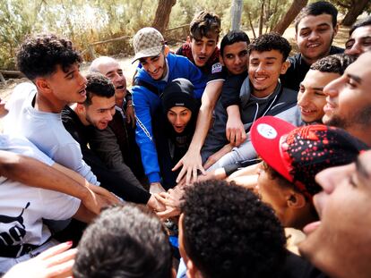 Michel Bustillo, delegado de la ONG Voluntarios Por Otro Mundo, con los jóvenes migrantes en el parque de Los Lagos, en Jerez de la Frontera (Cádiz).