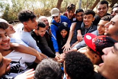 Michel Bustillo, delegado de la ONG Voluntarios Por Otro Mundo, con los jóvenes migrantes en el parque de Los Lagos, en Jerez de la Frontera (Cádiz).