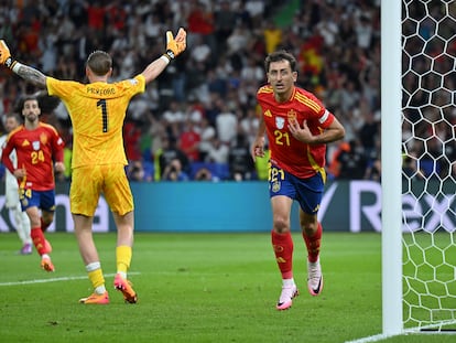 Oyarzabal celebra el segundo gol de España.