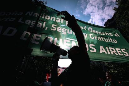 En Buenos Aires, la marcha protesto contra el Gobierno de Javier Milei por la desarticulación de políticas orientadas a la atención y protección de las mujeres. 