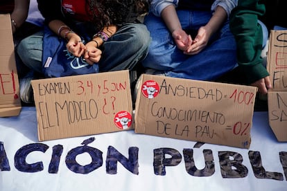 Carteles de estudiantes durante la protesta en el centro de Madrid, este viernes.