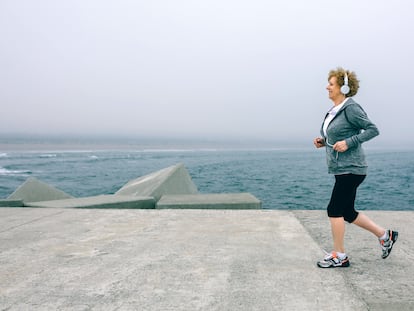 Una mujer haciendo deporte en un muelle.