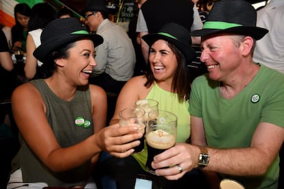 Un grupo de personas celebra el Día de San Patricio en un bar irlandés de Sidney, Australia.