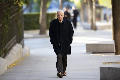 Luis Goytisolo, ayer, llegando a la madrile&ntilde;a sede de la Real Academia, tras conocer la concesi&oacute;n del premio.