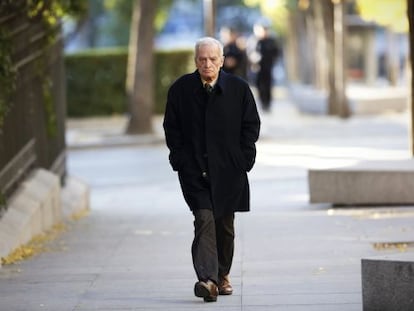 Luis Goytisolo, ayer, llegando a la madrileña sede de la Real Academia, tras conocer la concesión del premio.