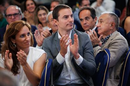 El secretario general del PSOE-M, Juan Lobato, junto a la portavoz de Más Madrid, Mónica García, durante un desayuno informativo, este lunes.