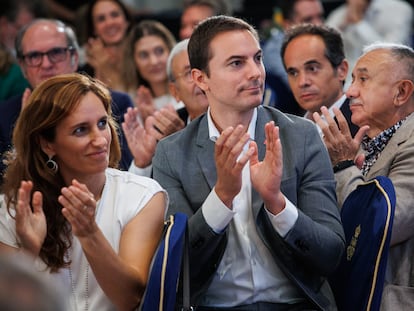 El secretario general del PSOE-M, Juan Lobato, junto a la portavoz de Más Madrid, Mónica García, durante un desayuno informativo, este lunes.