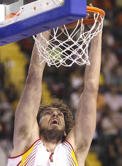 Gasol machaca en el partido ante Letonia