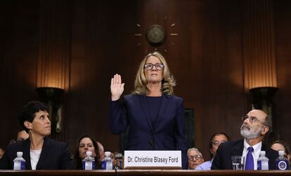 La profesora Christine Blasey Ford presta testimonio bajo juramento en el Senado de Estados Unidos, el 27 de septiembre de 2018. Blasey acusa de abusos sexuales sufridos hace 36 años a Brett Kavanaugh, candidato de Donald Trump para el Tribunal Supremo.