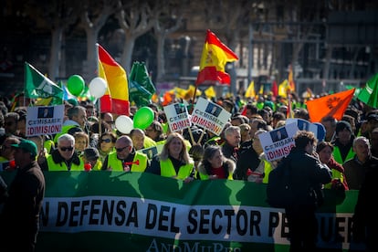 Centenares de agricultores protestan este lunes por el centro de Madrid. 