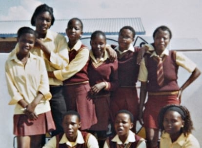 La surafricana Caster Semenya (segunda por la izquierda) posa junto a un grupo de compañeras de colegio.