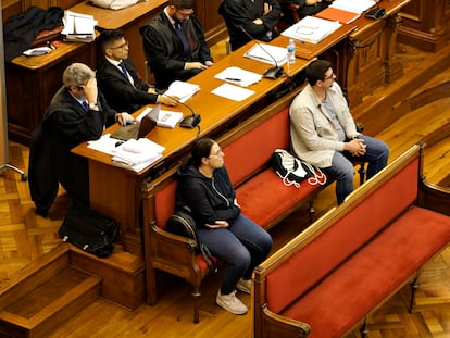 Alba Andreu e Ismael Molina, en el banquillo de los acusados.