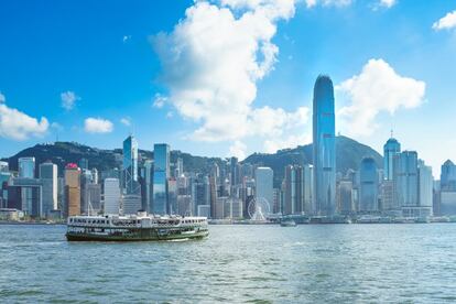 Cada poco tiempo nos asaltan las noticias sobre lo prohibitivo que es alquilar o comprar un piso en Hong Kong, que suele encabezar las listas de los suelos más caros del mundo. Especialmente si tenemos en cuenta que en la antigua colonia británica el sueldo medio es de 14.848 dólares de Hong Kong (unos 1.669 euros). Por un euro, podríamos hacer tres viajes (dos si es domingo o festivo) en el ferry que cruza la bahía y que ofrece unas magníficas vistas. <br> El perfil urbano de Hong Kong, en la imagen.