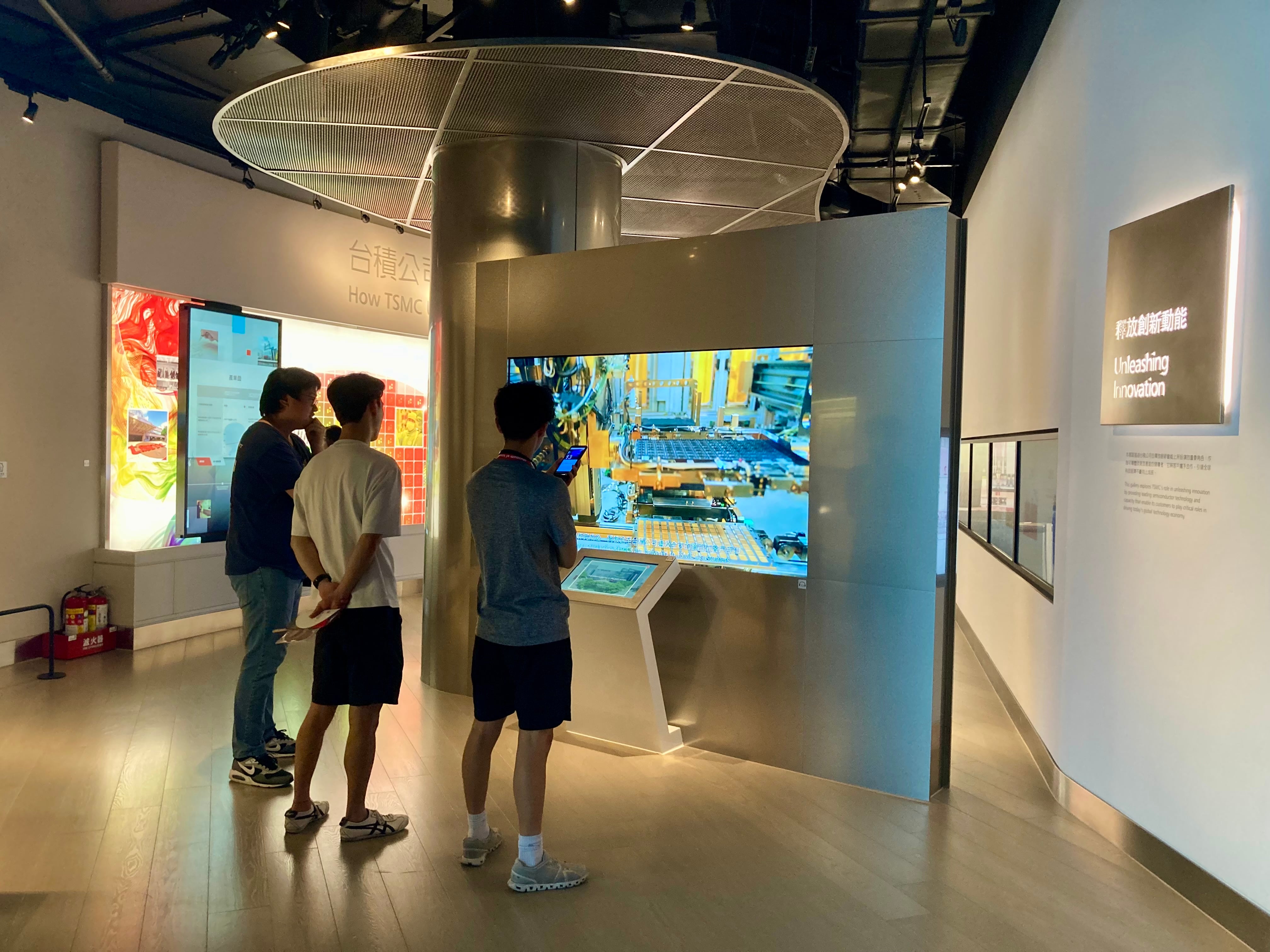 Visitantes en el museo del gigante de los semiconductores TSMC en la sede de la compañía en Hsinchu, el 21 de mayo.