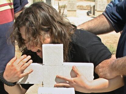 Una mujer llora la muerte de dos de sus familiares en un atentado contra población cristiana en Baquba, al norte de Bagdad, en 2004.