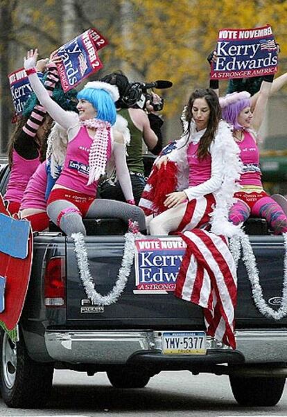 Pocos das despus de Halloween, los estadounidenses no tienen reparo en salir de nuevo disfrazados a la calle, esta vez para lograr una mayor movilizacin en las elecciones. En la imagen, un grupo de seguidores del demcrata John Kerry con pancartas recorren en una camioneta las calles de Filadelfia.