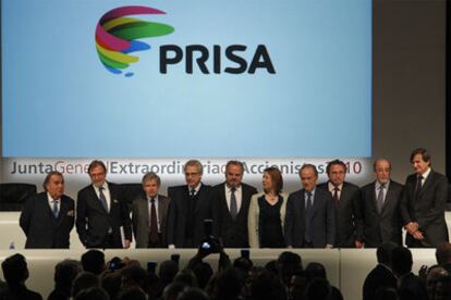 Algunos miembros del nuevo Consejo de Administración de PRISA posan para los medios durante la Junta General Extraordinaria celebrada este sábado en Madrid, en la que los accionistas han aprobado la entrada de Liberty en el capital.