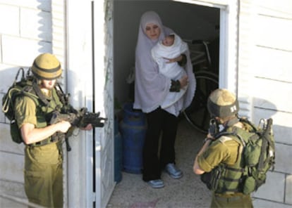 Soldados israelíes registran casa a casa la localidad de Hebrón, de donde se supone procedían los terroristas.