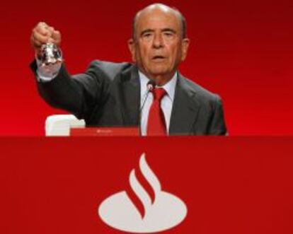 El presidente de Santander, Emilio Bot&iacute;n, da inicio a la Junta General de Accionistas en marzo pasado. 