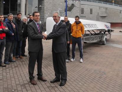 El director del Museo Marítimo, Jon Ruigómez (izquierda), recibe la trainera de manos del director general de Petronor, Víctor Pérez de Guezuraga.