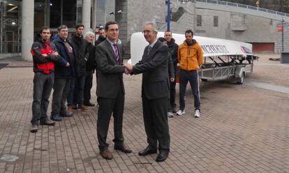 El director del Museo Martimo, Jon Ruigmez (izquierda), recibe la trainera de manos del director general de Petronor, Vctor Prez de Guezuraga.