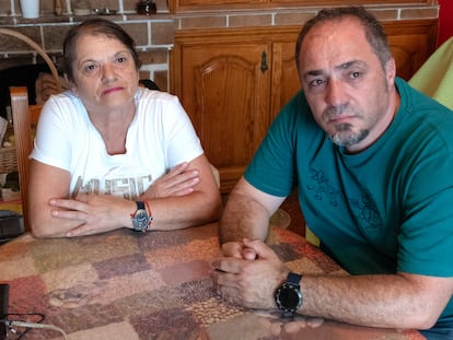 Teófilo Alejandro y su madre María Vitalina en su casa durante el confinamiento en La Esperanza (El Rosario) por el incendio de Tenerife.