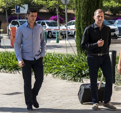 Las primeras visitas llegaron el martes, al tanatorio de Sant Valentí, en Palma. Allí se acercaron el ex piloto Joan Oliver, que trabajó con él en el equipo en el corrió en 2012, y Aki Ajo, el directo deportivo de aquel equipo oficial de KTM.