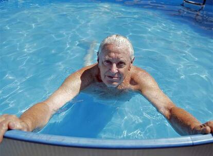 Alejandro Febrero en la piscina de su casa de verano en Cangas do Morrazo.