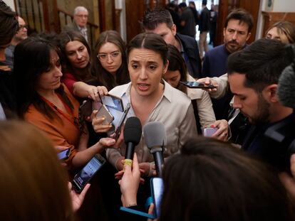 La ministra de Igualdad, Irene Montero, atiende a los medios en el Congreso.