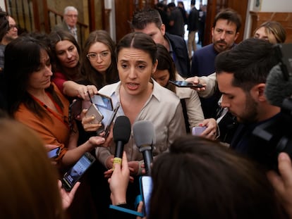 La ministra de Igualdad, Irene Montero, atiende a los medios en el Congreso este miércoles.