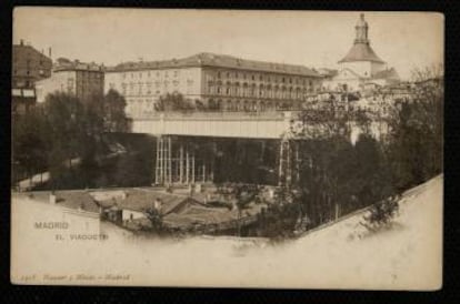Foto de 1903 del primer viaducto sobre la calle Segovia, erigido en 1874 por Eugenio Barrón con una innovadora estructura de hierro y madera, dentro del proyecto de reforma general de la calle de Bailén que pretendía crear una gran avenida que uniese los conjuntos monumentales del Palacio Real y de la Basílica de San Francisco el Grande. Se demolió en 1932.