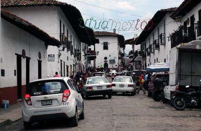 Una calle del centro de Valle de Bravo decorada antes de las festividades por el aniversario de la Independencia de México.