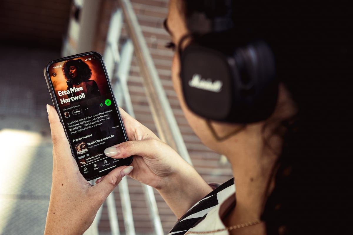 ¿Una de cada cinco nuevas canciones creada por IA? Cada plataforma musical prepara la guerra por libre