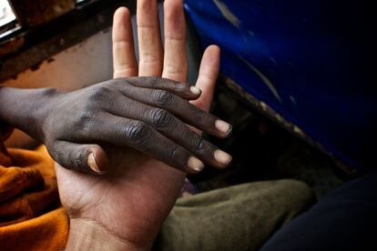 Algunos de estos menores llevan tres, cuatro o incluso siete años viviendo en las calles. Escapan de la pobreza o de la violencia que padecen en sus casas. Se crean grandes grupos de niños que viven juntos, trabajan recolectando basura y luchan por conseguir algunos centavos que, al final del día, irá a parar en drogas o en algo para comer. Los niveles de desnutrición son elevados, sus pieles están arrugadas y sus manos son la prueba de una vida que hasta el momento no ha sido fácil.