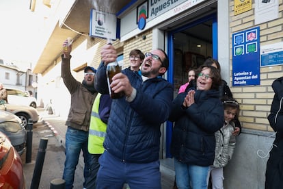 Celebraciones a las puertas de la administracin de loteras nmero 2, situada en la plaza Veracruz de Mocejn, tras haber vendido dcimos del tercer premio.