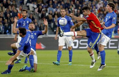 El delantero de la selección española de fútbol, Diego Costa (2d), intenta rematar entre los defensas de la selección italiana.